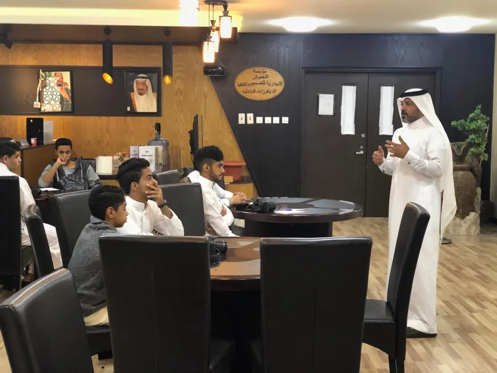في القطيف.. الخراري يكشف أسرار الكاميرا لشباب «الخطيب»