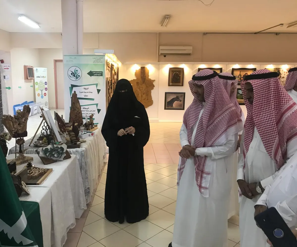 في الجش.. تعذر وصول زميلاتها لها فنقلت معرضها لهن.. آل سالم تستعرض 55 لوحة بمقر عملها