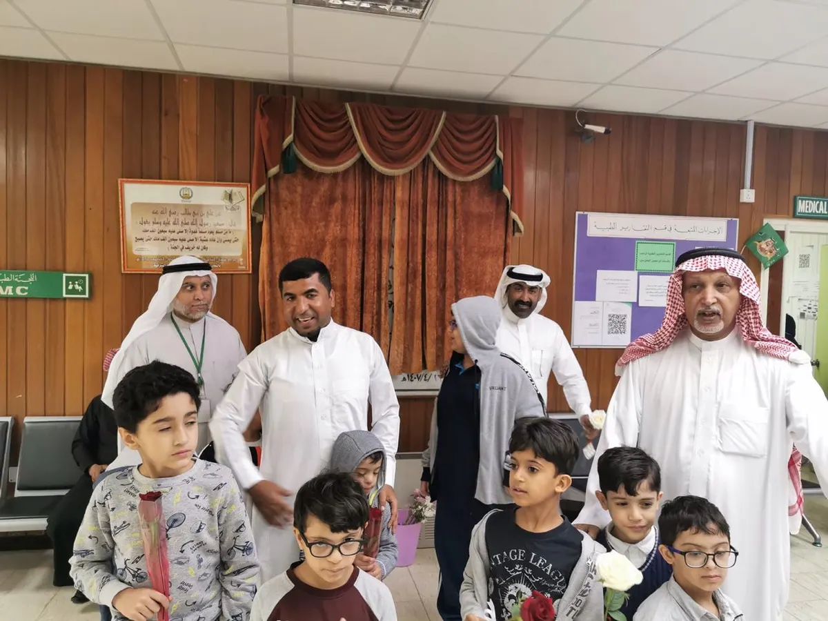 أطفال التربية الفكرية والتوحد يرسمون البسمة على شفاه مرضى القطيف المركزي