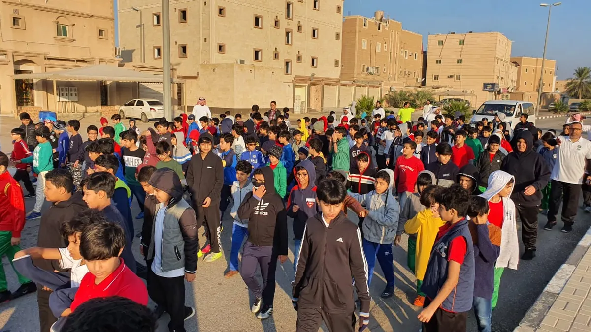 بصحبة الآباء في الأوجام.. ٢٦٢ طفلاً يقطعون ١٥٠٠ متر مشيًا.. من أجل الصحة