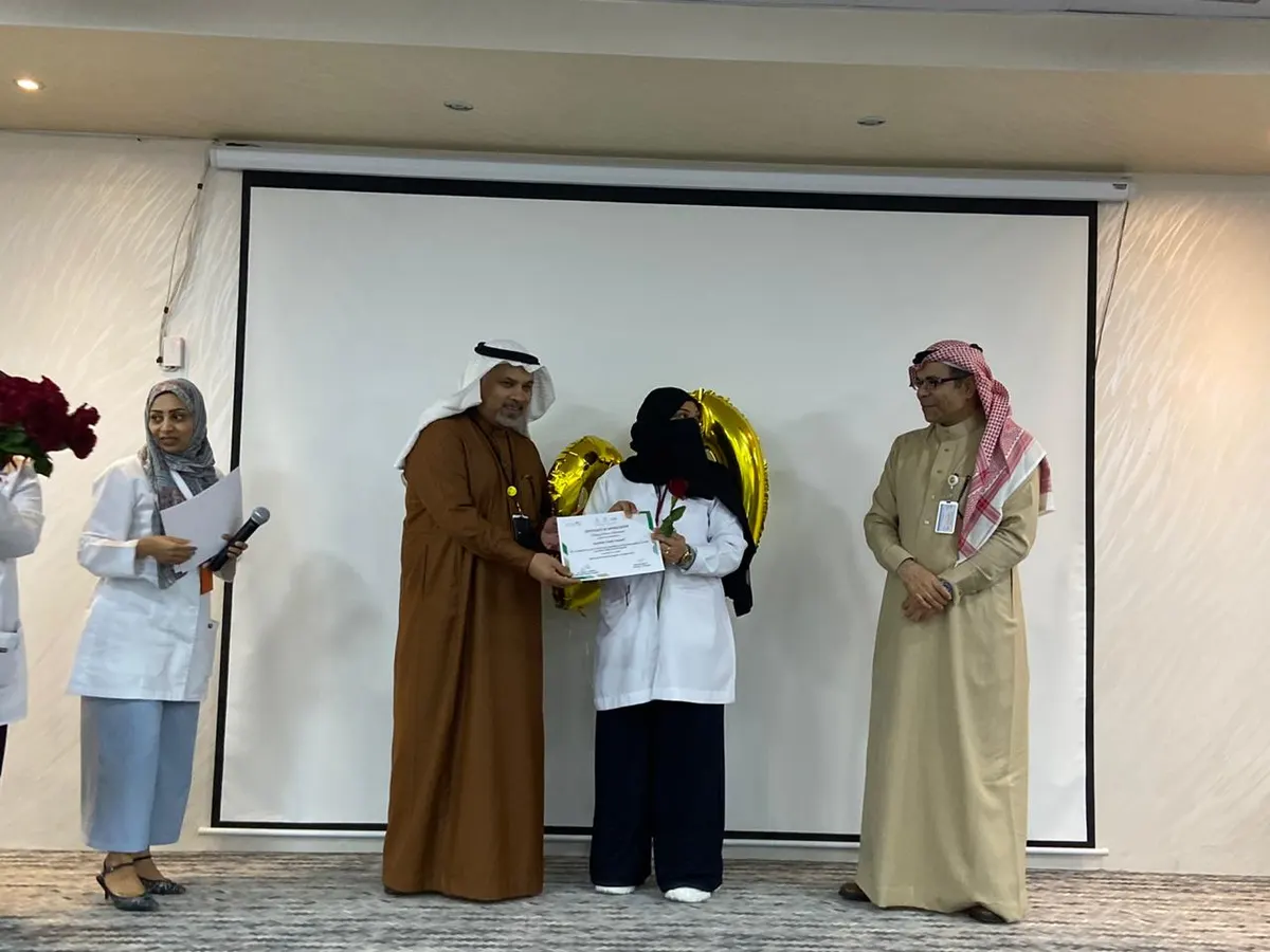بالأسماء.. بعد أكثر من 20 عامًا في مجالهم.. 73 ممرضًا وممرضة على منصة تكريم مركزي القطيف