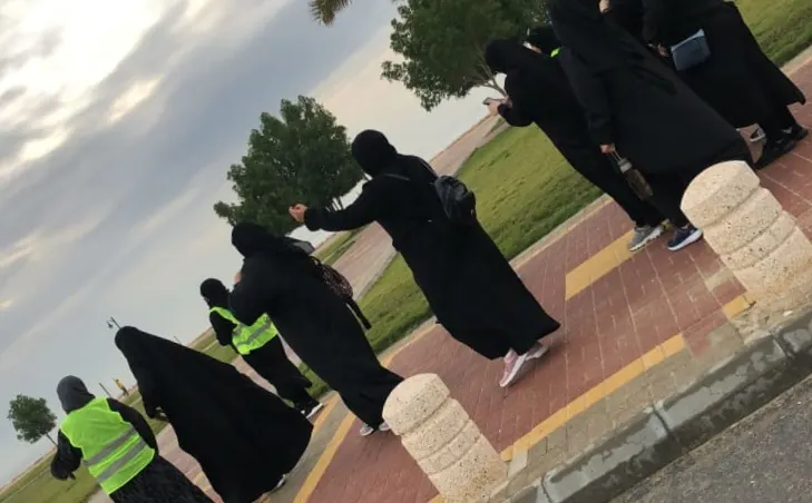تحديًا لزيادة الوزن في القطيف.. فتيات «فتنس» يقطعن «المحيسنيات» مشيًا