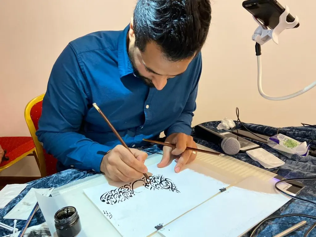 في القطيف.. الحليلي يقدم ورشة مراحل إنتاج لوحة خطية بخط الديواني الجلي