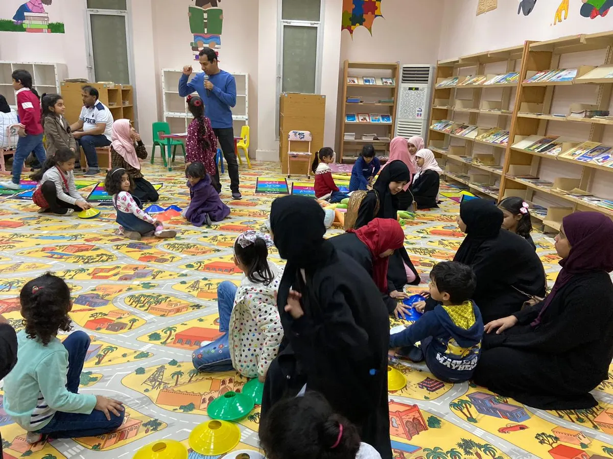 في القطيف.. المكتبة العامة تجذب الكبار بعلم العروض وتعلم الصغار بالألعاب التنافسية
