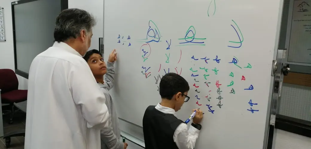 في القطيف.. «آل ثاني» يطور مهارات الخط العربي لرواد نادي الحي