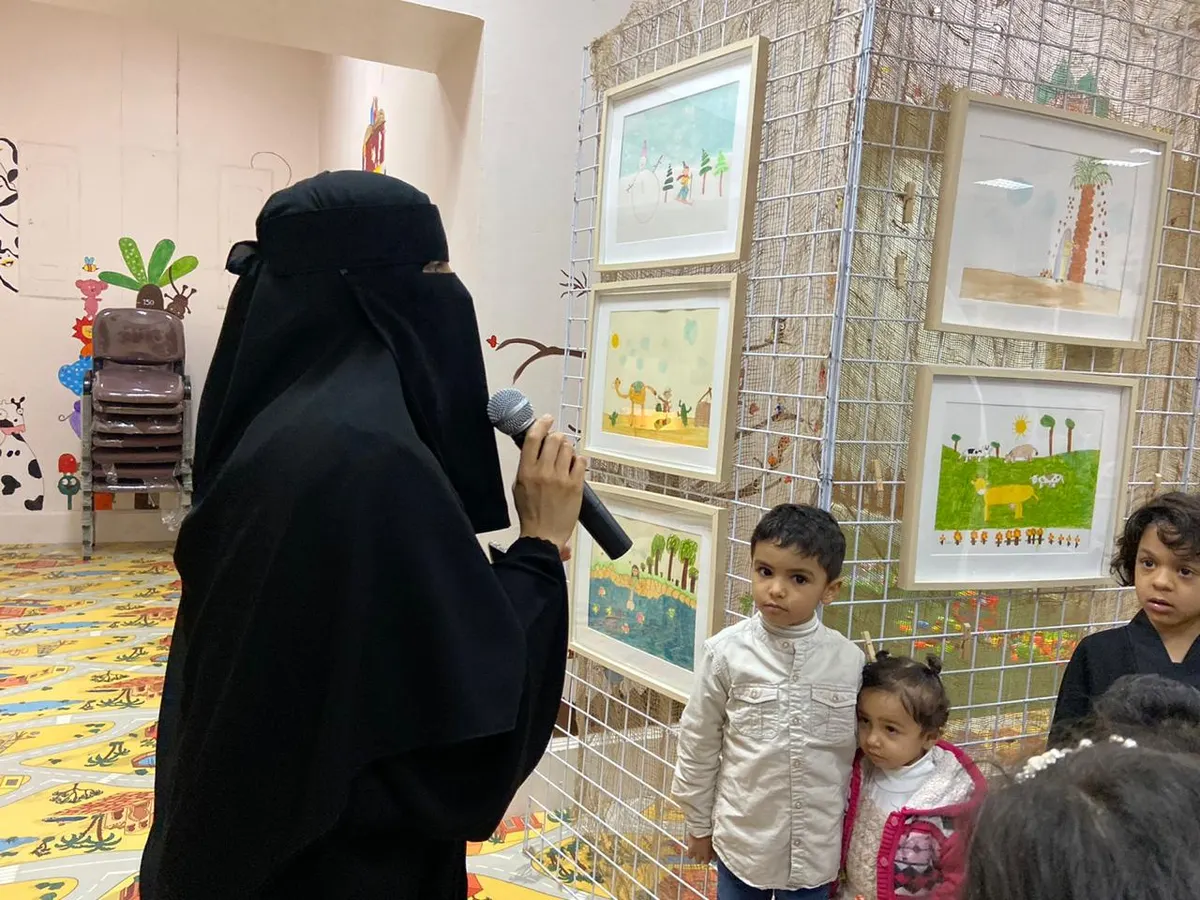 في مكتبة القطيف.. «آل يوسف» تنثر فنها و«العوامي»: إحذروا استخدام الأجهزة أكثر من ساعة