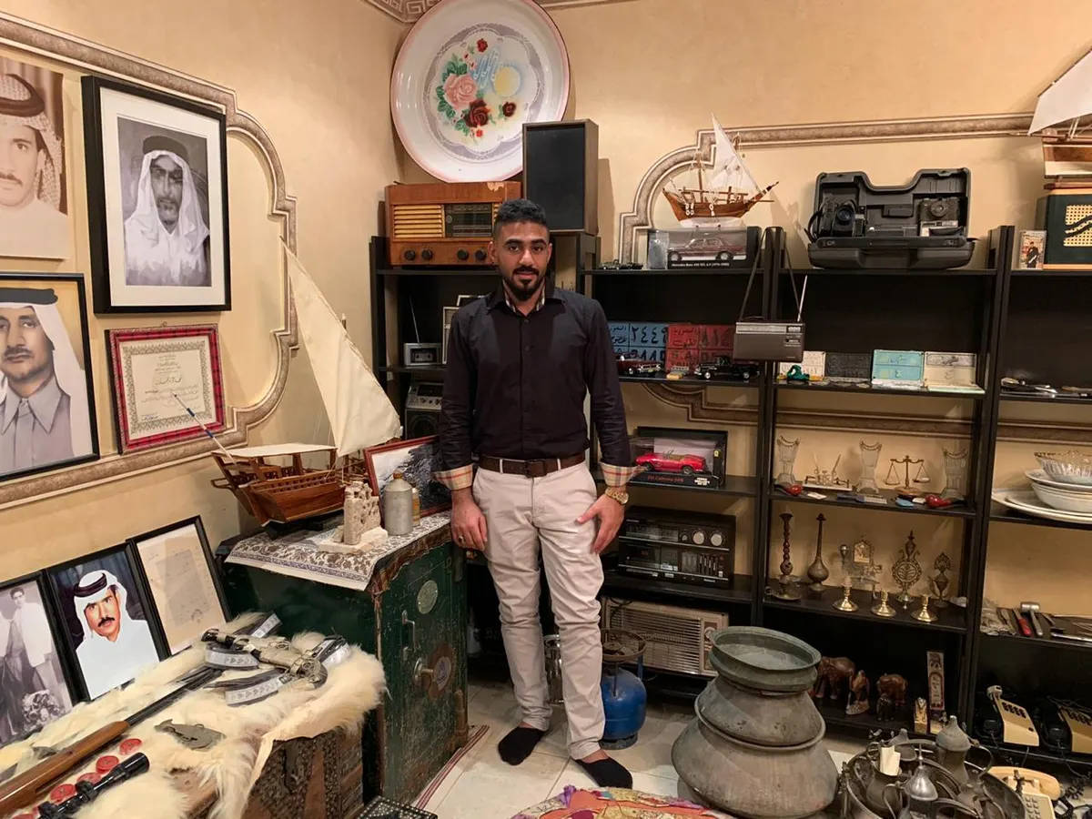 بعد أن ورث اسم جده وعشق مقتنياته.. «أبو عزيز» يؤسس متحف «العائلة» في عمر الـ12