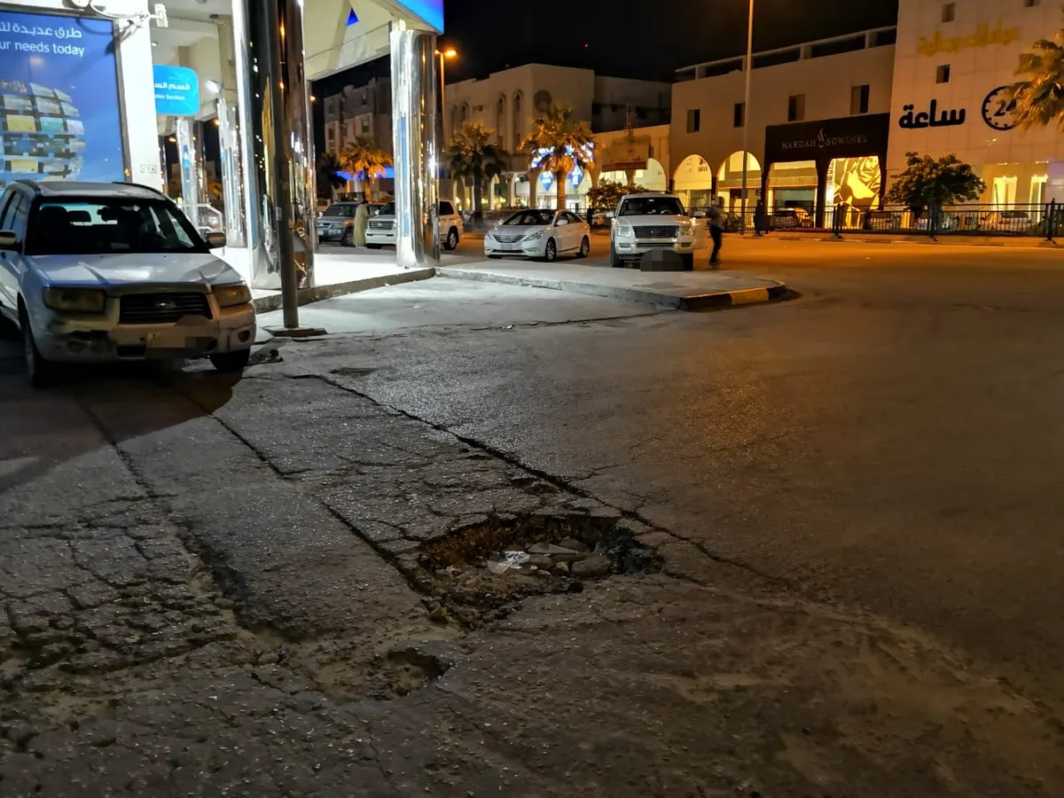 بلدية القطيف تطلق حملة إصلاح حفر الشوارع والأرصفة المتهالكة بالمحافظة