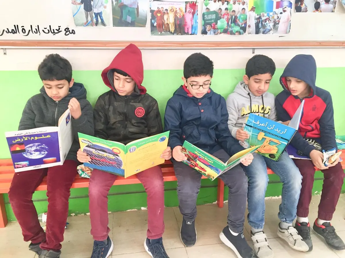 في أم الحمام.. أطفال يستبدلون طعام المعدة بغذاء العقل
