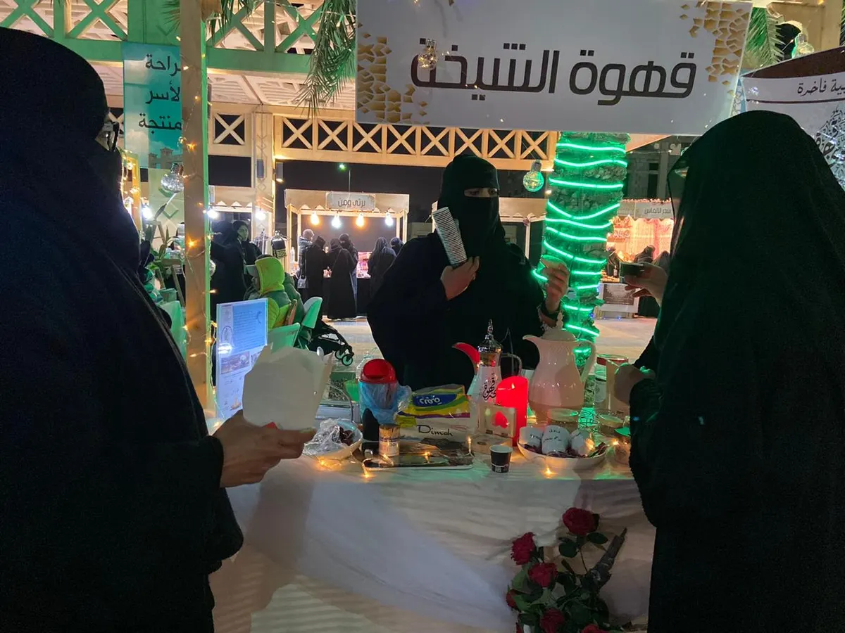 في «براحة القطيف».. الشيخ لم تنسَ مهنة التمريض مع إعداد قهوة الشيخة