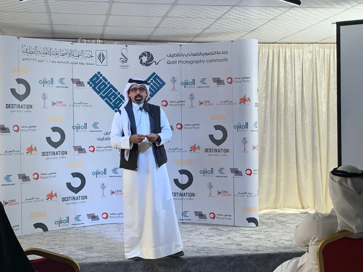 من البحرين .. بو حسن يروي لـ فوتوغرافيي القطيف حكايته مع حفظ التراث بين الورق