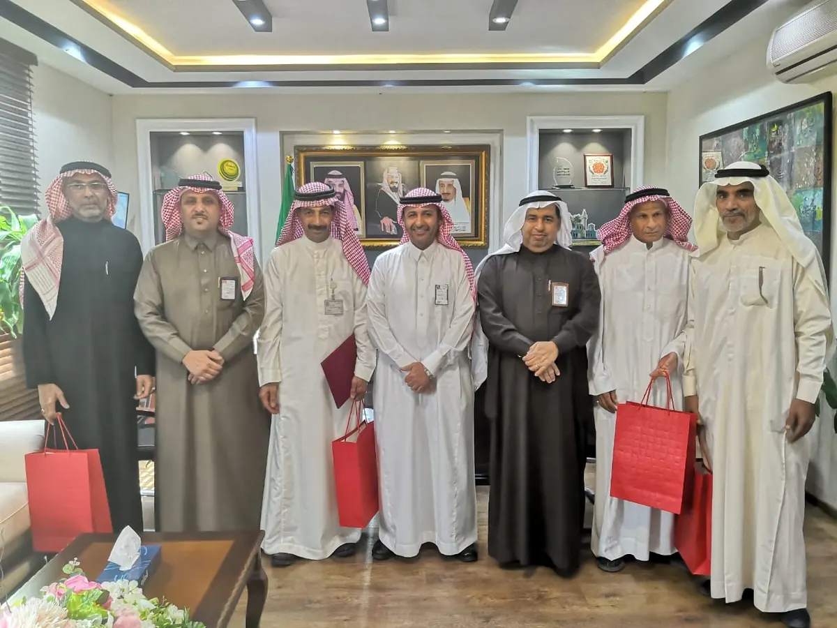 في القطيف.. مدير التعليم يلتقي المتقاعدين.. ويشيد بعطائهم