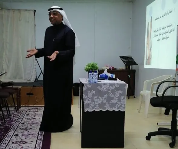 في سنابس.. اختصاصي يحذّر: كثرة المدح والهدايا تصنع طفلًا نرجسيًا.. وكشف الستر يكسر الحياء