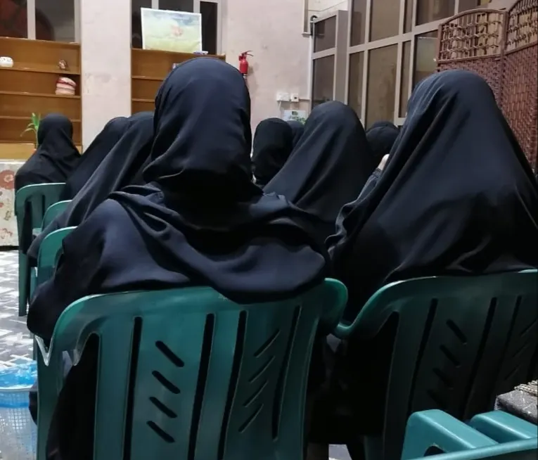 حفاظًا على الركبة.. في جزيرة تاروت اختصاصية علاج طبيعي تحذّر من «القرفصاء»