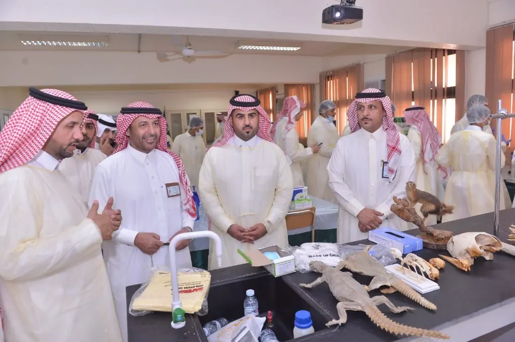 مدير تعليم القطيف يرعى افتتاح معرض «المهارات العملية في التجارب العلمية»