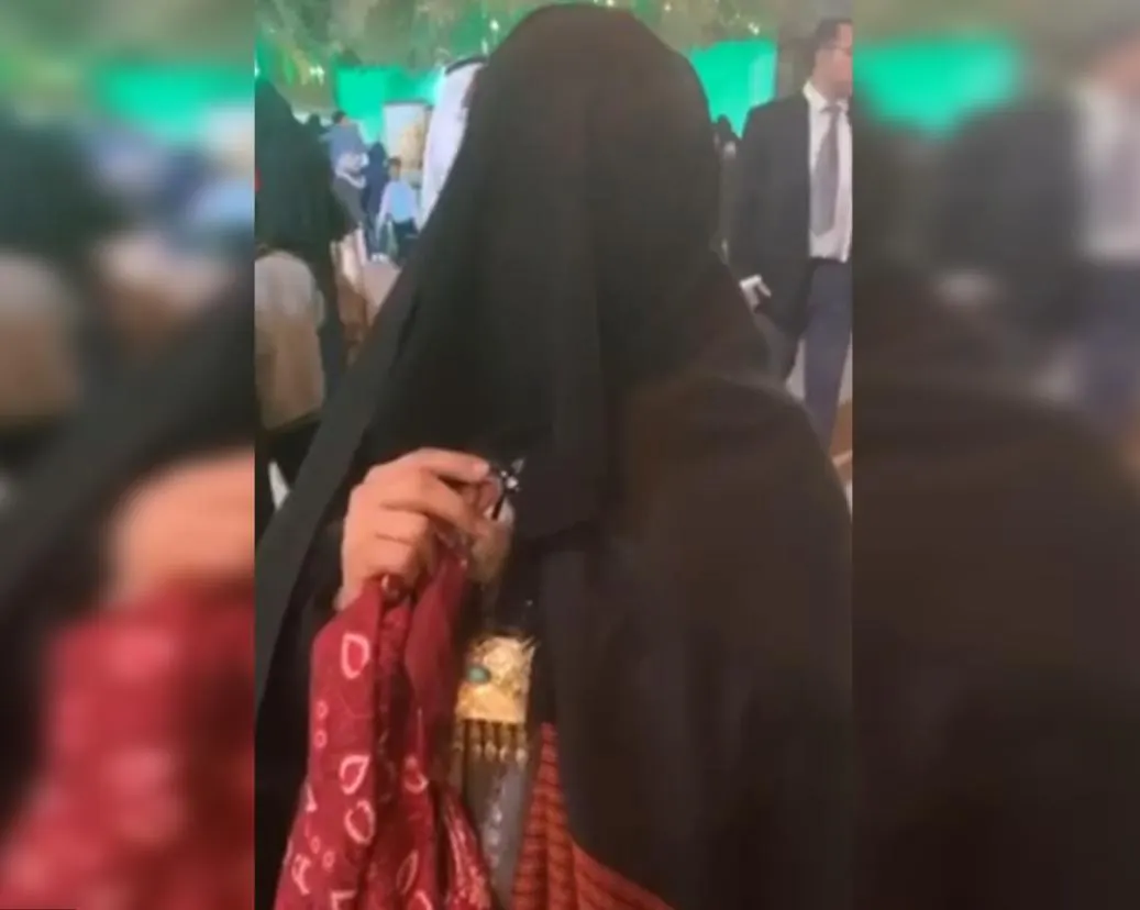 بـ الرداء القطيفي أبو السعود تستوقف زوار البراحة.. وراويات يسردن «القطيف» بالإنجليزية