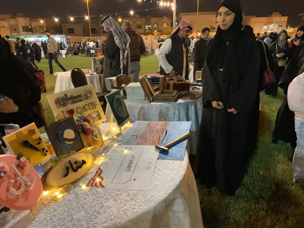 على الواجهة البحرية بالقطيف.. الماحوزي ترسم لوحات ملونة بالمسامير والخيوط
