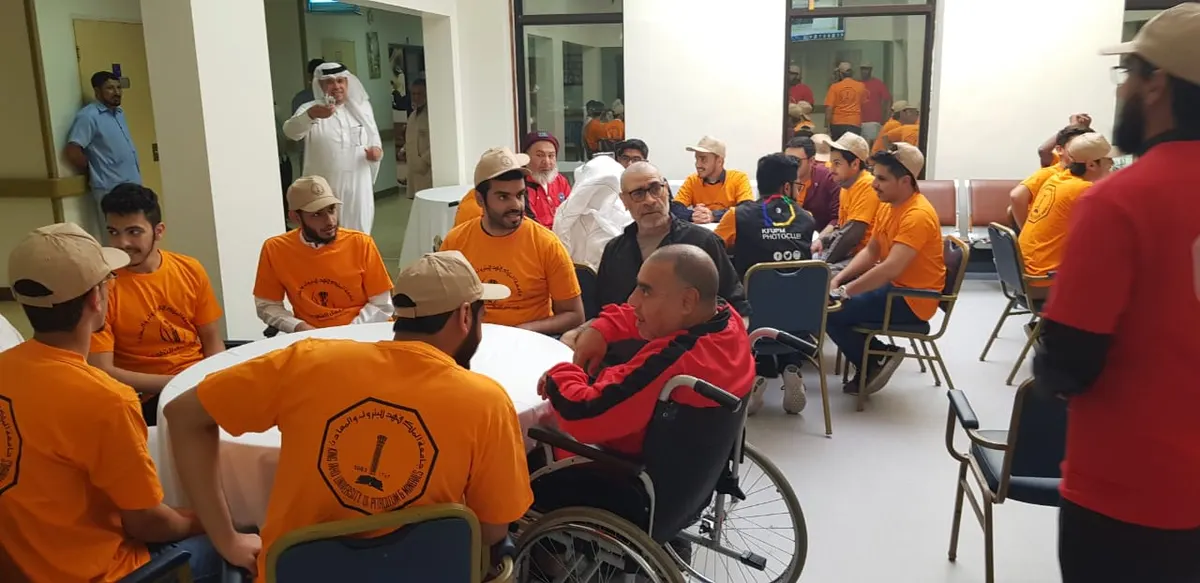 في سيهات.. جامعيون يدخلون البهجة على نفوس كبار السن
