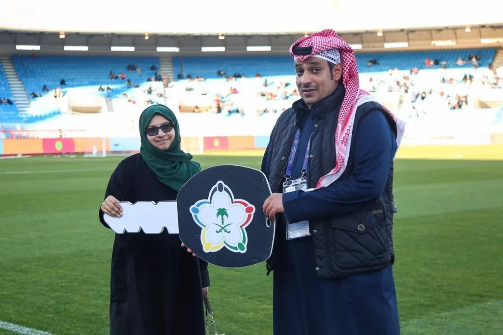 من العوامية..سيدة تفوز بسيارة «هيئة الرياضة» في مباراة الاتفاق والحزم
