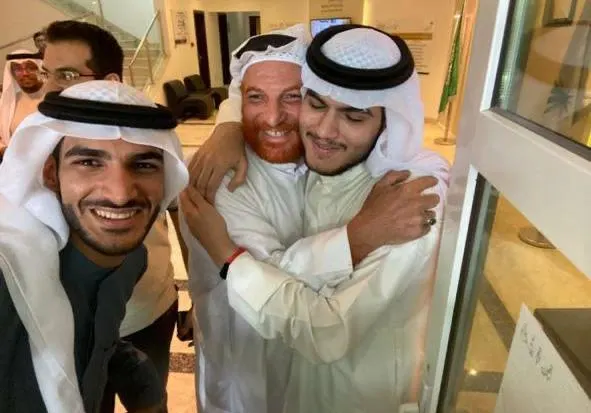 وقرّت عينا أم موسى.. أسرة الخنيزي تتسلم ابنها رسميًا.. فيديو يظهر فرحة الأب