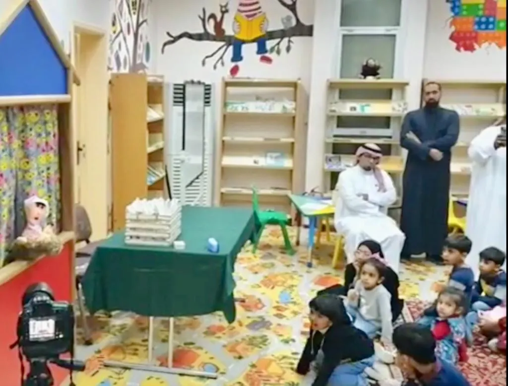 في القطيف.. اختصاصية تستعين بمسرح الدمى لتعرف 80 طفلًا بالعناية بالأسنان