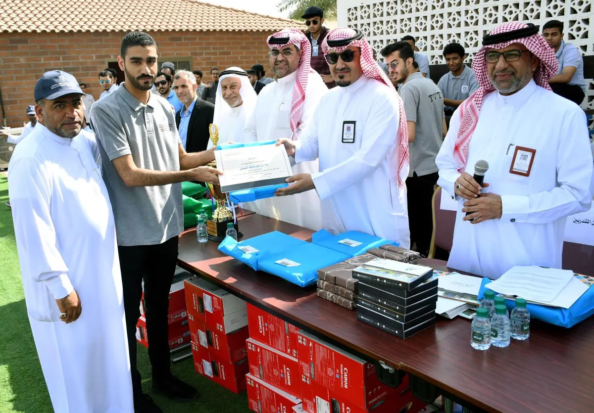 بالأسماء.. تقنية القطيف تكرم المتدربين المتميزين الأوائل على التخصصات