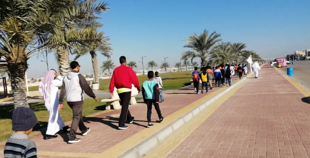 في القطيف.. ٣٠ طفلًا يحاربون السمنة بخطواتهم على الواجهة البحرية