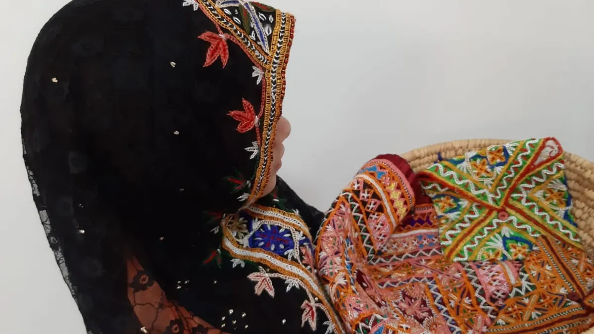 من تاروت.. المعتر تغزل وتخيط وتنقش الحناء.. ثلاثُ صنائع والبخت محفوظ