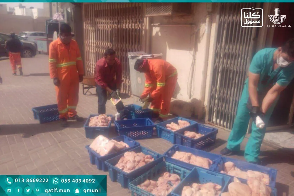 في ذروة الاحترازات الوقائية.. محل يعرض 238 كلجم دجاجًا غير صالح للاستهلاك الآدمي