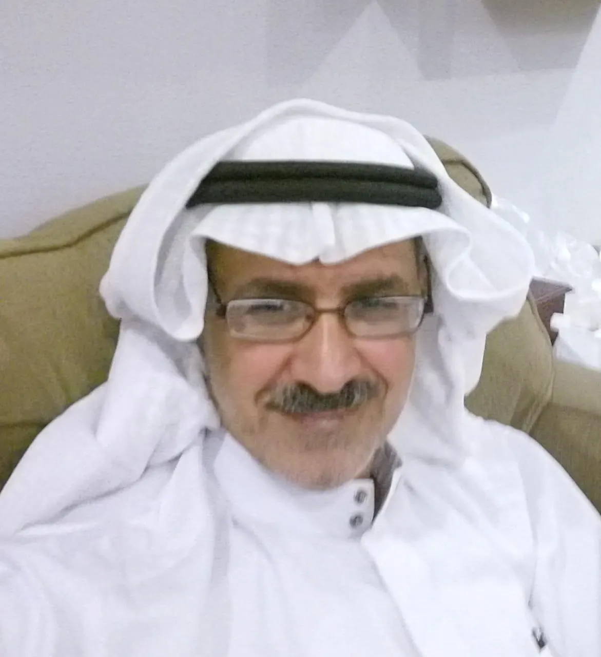 يتعهد..