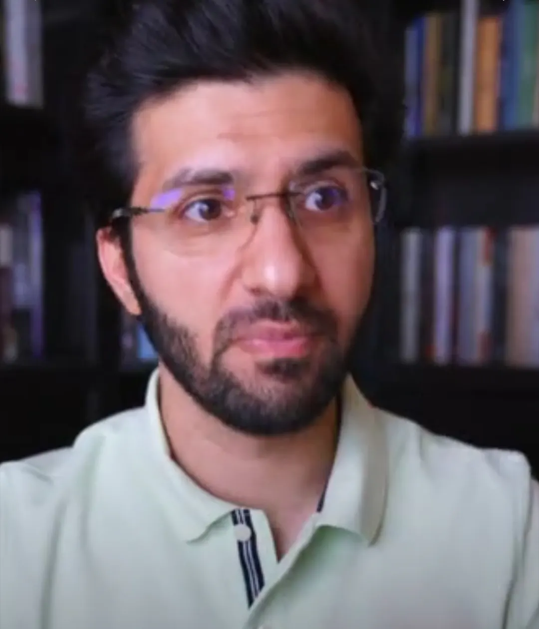 عبر الفضاء الإلكتروني كاتب يحذر من الصداقة الرقمية