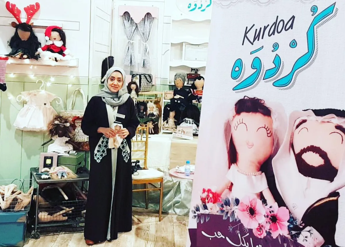 من صفوى.. آل فريد ورثت حياكة الدمى من جدتها.. وطورتها بملامح زبائنها