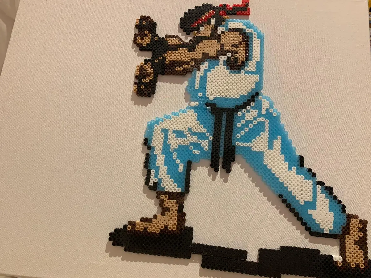 بتعليم ذاتي.. الزاير تحول الخرز إلى لوحات فنية