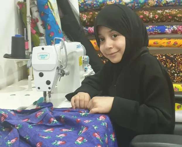 من الجارودية.. آل قرين.. مشروع خياطة في الـ7.. طلبت لعبة ماكينة وأتقنت استخدام ذات الـ5 خيوط