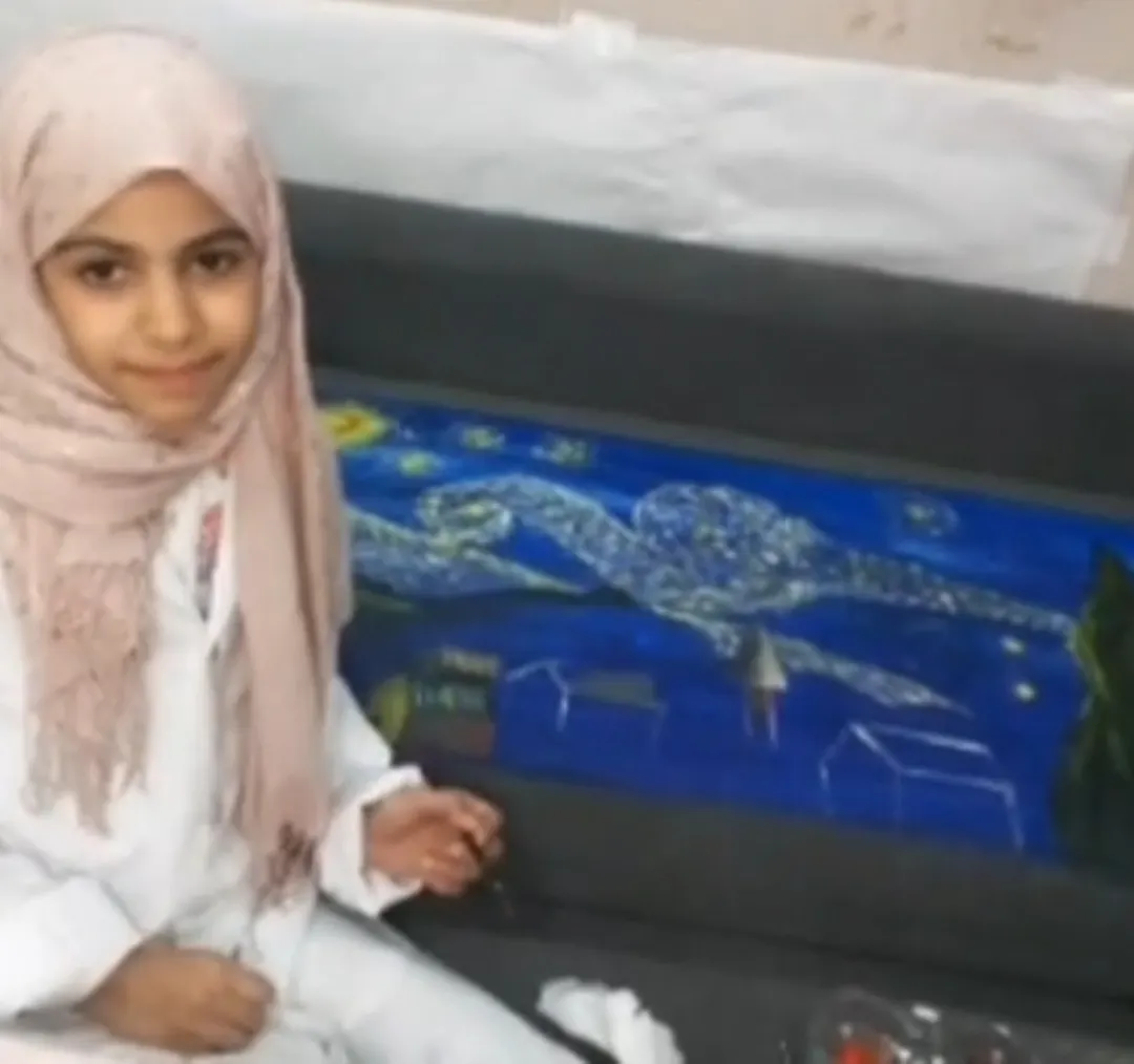 في بث مباشر.. الطفلة البحراني تجدد الأثاث بالرسم