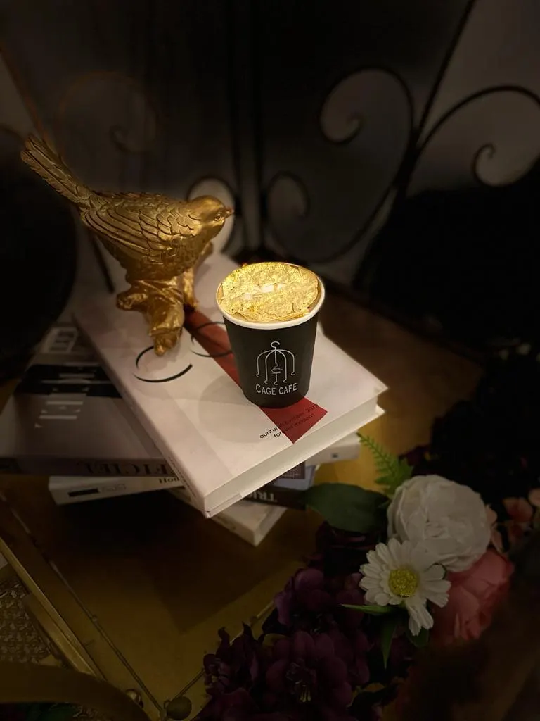 ادعُ من تحب إلى cage cafe وتذوّق جديدنا... «الذهب لاتيه» و«الفحم لاتيه»