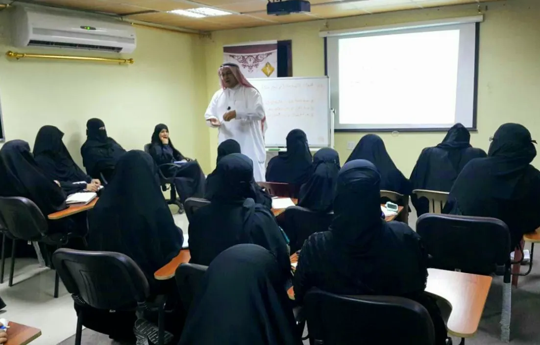 من العوامية: الفرج بدأ دورات النحو طفلًا بـ أزقة بلدته.. وبعد 22 عامًا في التدريس خصص «كفايات» للمعلمات