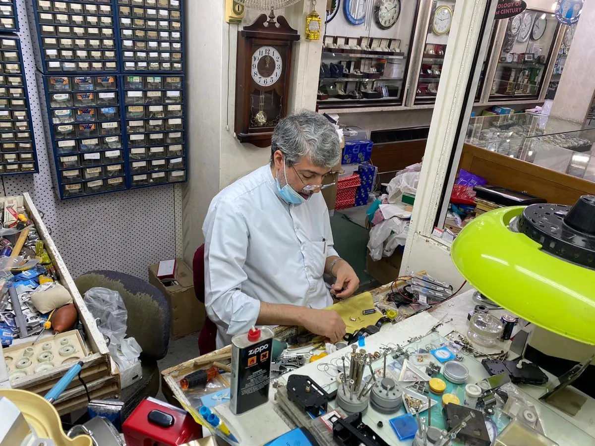 في القطيف.. العوامي يعيش في جلباب أبيه بين الدهن والساعات