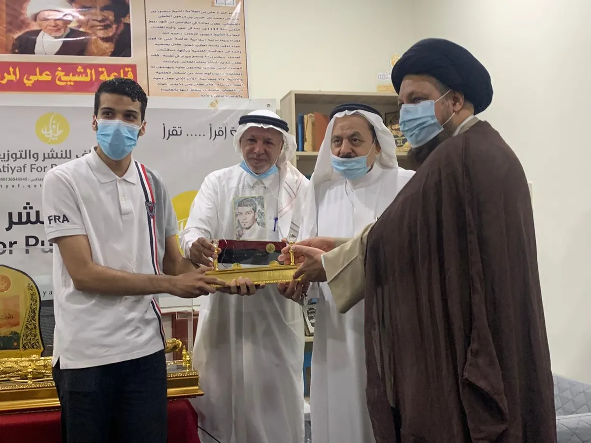 السيد الشخص يعتلي منصة التكريم في قاعة الشيخ علي المرهون