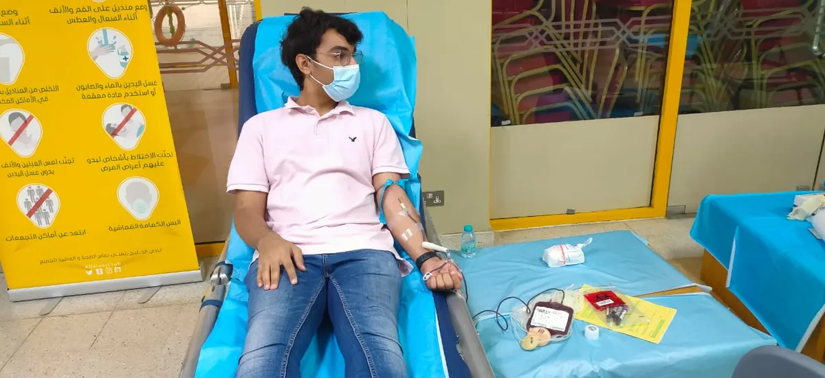 في سيهات.. من بين 115 متقدمًا.. العطل: منعني سني من التبرع بالدم وقبلني «وطن»