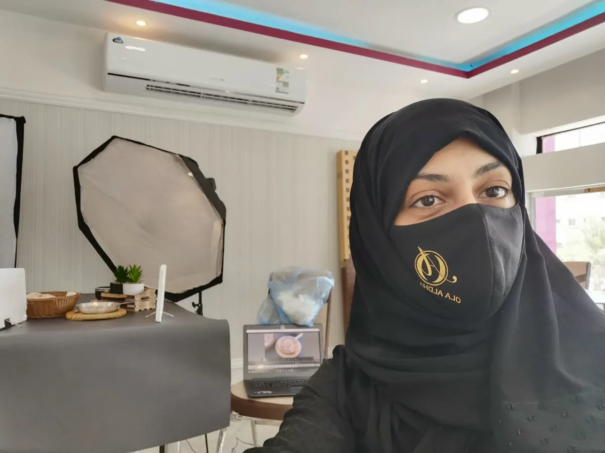 في القطيف.. الضامن أمسكت بالكاميرا كـ«لعبة» وانتهت بالاحتراف في تصوير الأطعمة