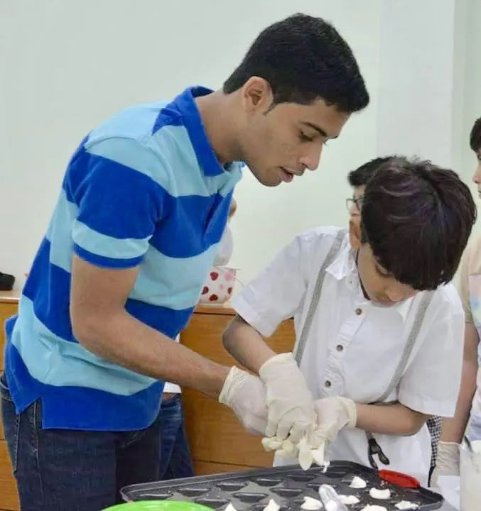 من الأوجام.. العاشور جامعي يبرع في كيمياء الدراسة والحلويات.. وتميز في «الهوستيس» الأمريكي