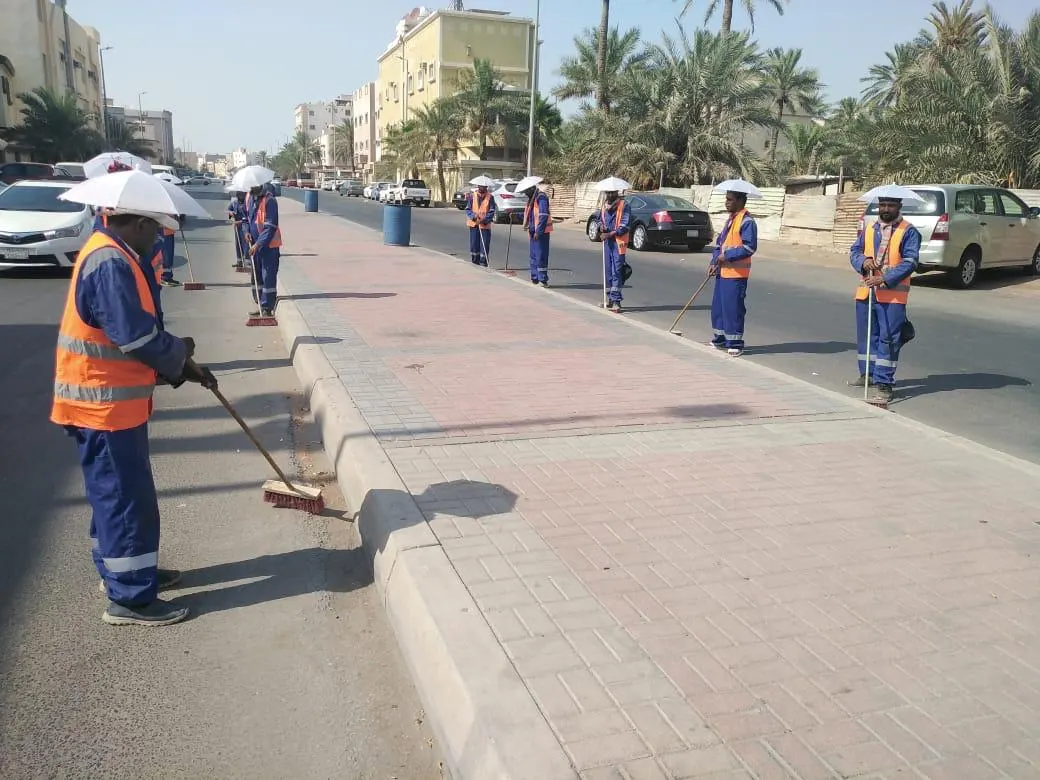 بلدية القطيف توفّر ٣٥ كرسيًا ومظلات لحماية العمال في الواجهات البحرية
