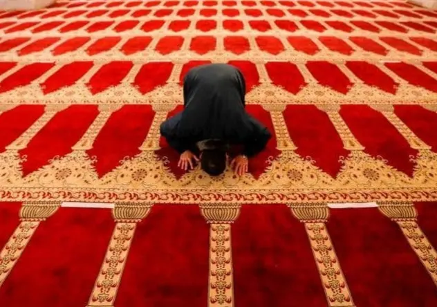 تعزيزًا لقيم الصلاة وتعريفًا بمكانتها.. انطلاق حملة «من المصلين»