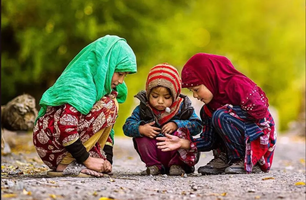 العبد الجبار والعبد رب الحسن يغازلان الطفولة ليكونا فارسيها