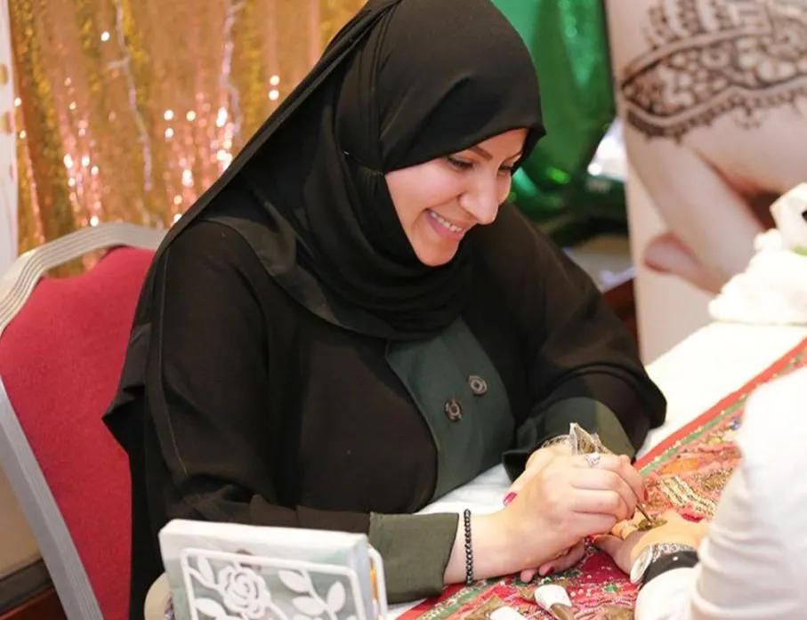 من حلة محيش.. آل راشد حنّاية تجمع ثقافات مختلفة في نقوشها