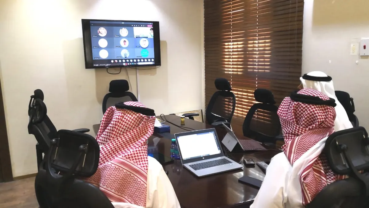 من الملاحة.. بحضور قيادات تعليمية «الصايغ» يحوّل منصة التيمز إلى «مختبر افتراضي»