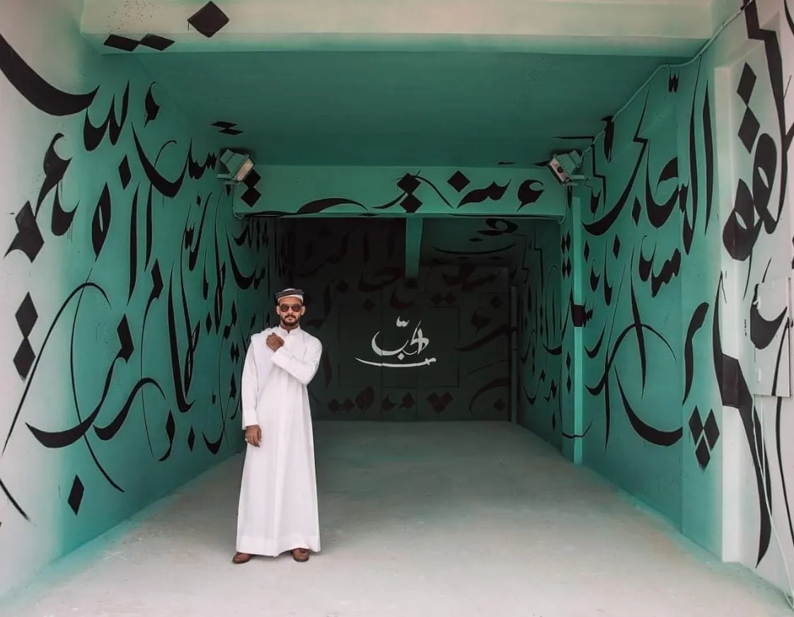 من الربيعية.. آل حمود كتب قصيدة العوامي على حمام تاروت وصمم المجوهرات بالحروف العربية