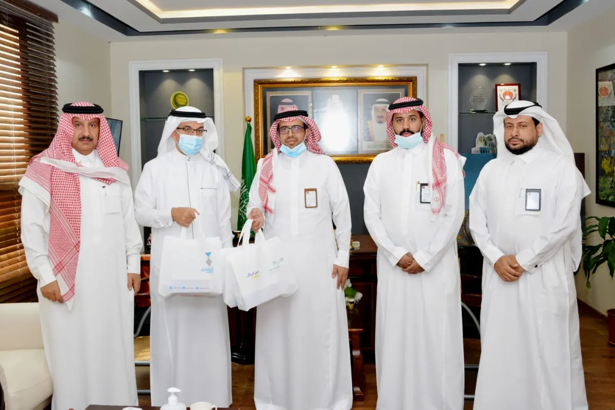 تعليم القطيف يُسلّم 620 جهازًا لوحيًّا تمثل الدفعة الثانية لطلاب وطالبات مدارس المحافظة