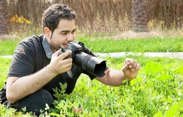 في العوامية.. العبدالجبار طارد الحشرات من مزرعة والده إلى صلالة.. ووثق 38 نوعًا بـ200 صورة
